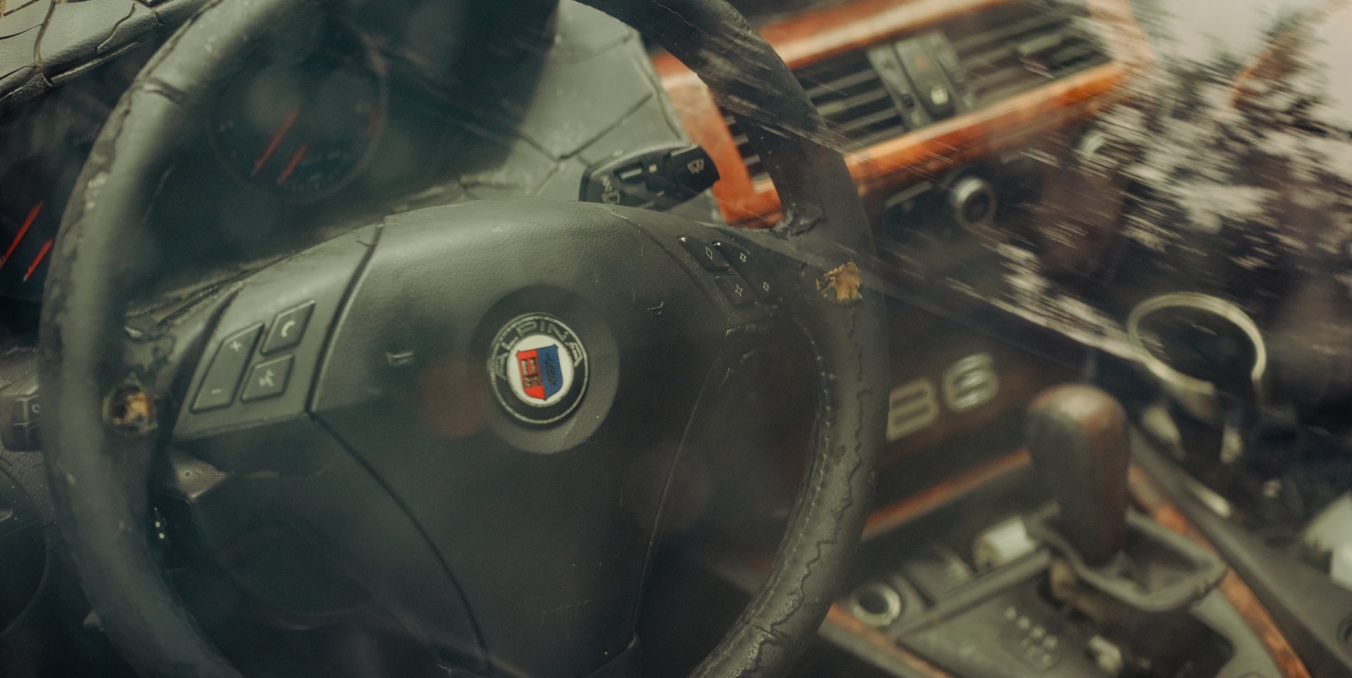 Chiếc BMW Alpina B6 nhập khẩu giá 4-5 tỷ đồng ngày nào giờ bị bỏ hoang nơi lề đường Hà Nội Hình ảnh chiếc BMW Alpina B6 nhập khẩu bị bỏ hoang lâu năm.
