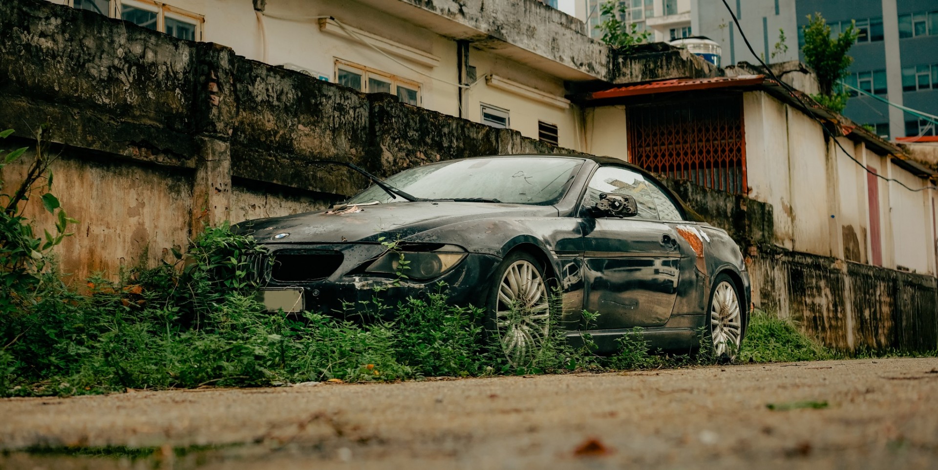 Chiếc BMW Alpina B6 nhập khẩu giá 4-5 tỷ đồng ngày nào giờ bị bỏ hoang nơi lề đường Hà Nội Hình ảnh chiếc BMW Alpina B6 nhập khẩu bị bỏ hoang lâu năm.