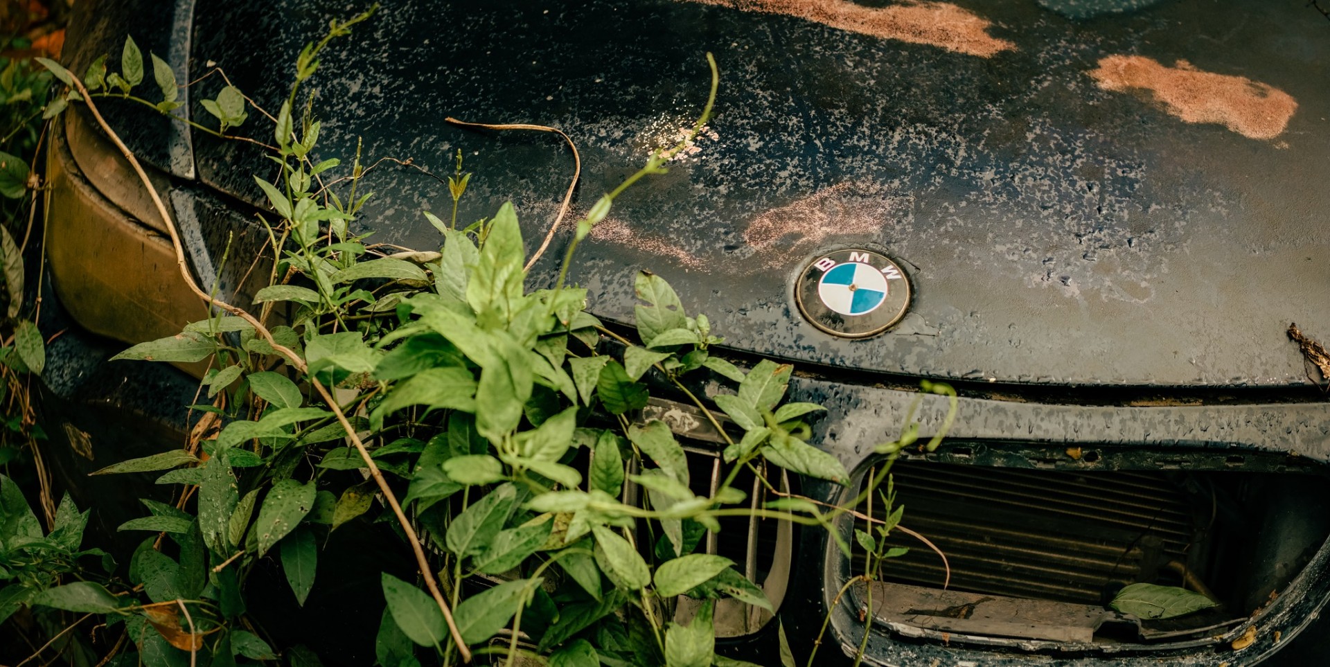 Chiếc BMW Alpina B6 nhập khẩu giá 4-5 tỷ đồng ngày nào giờ bị bỏ hoang nơi lề đường Hà Nội Hình ảnh chiếc BMW Alpina B6 nhập khẩu bị bỏ hoang lâu năm.