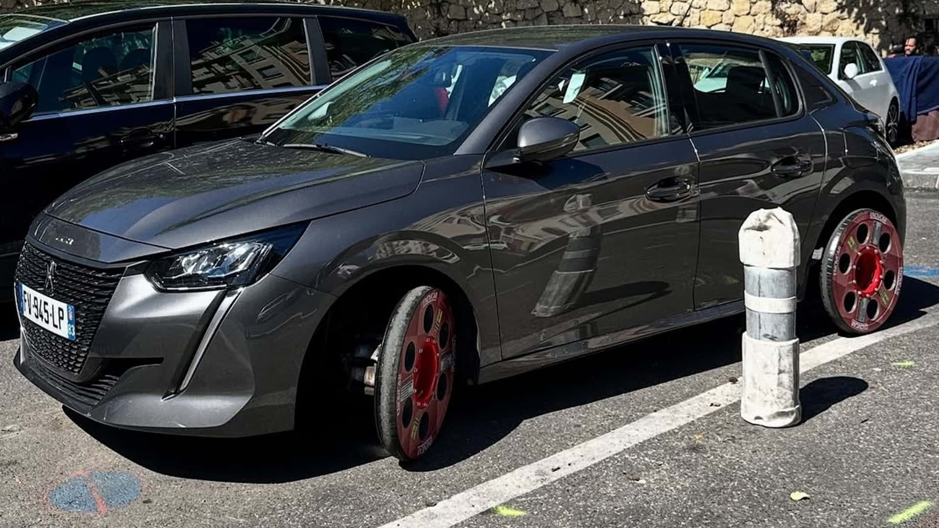 Đây là Peugeot 208 với 4 bánh xe kỳ lạ
