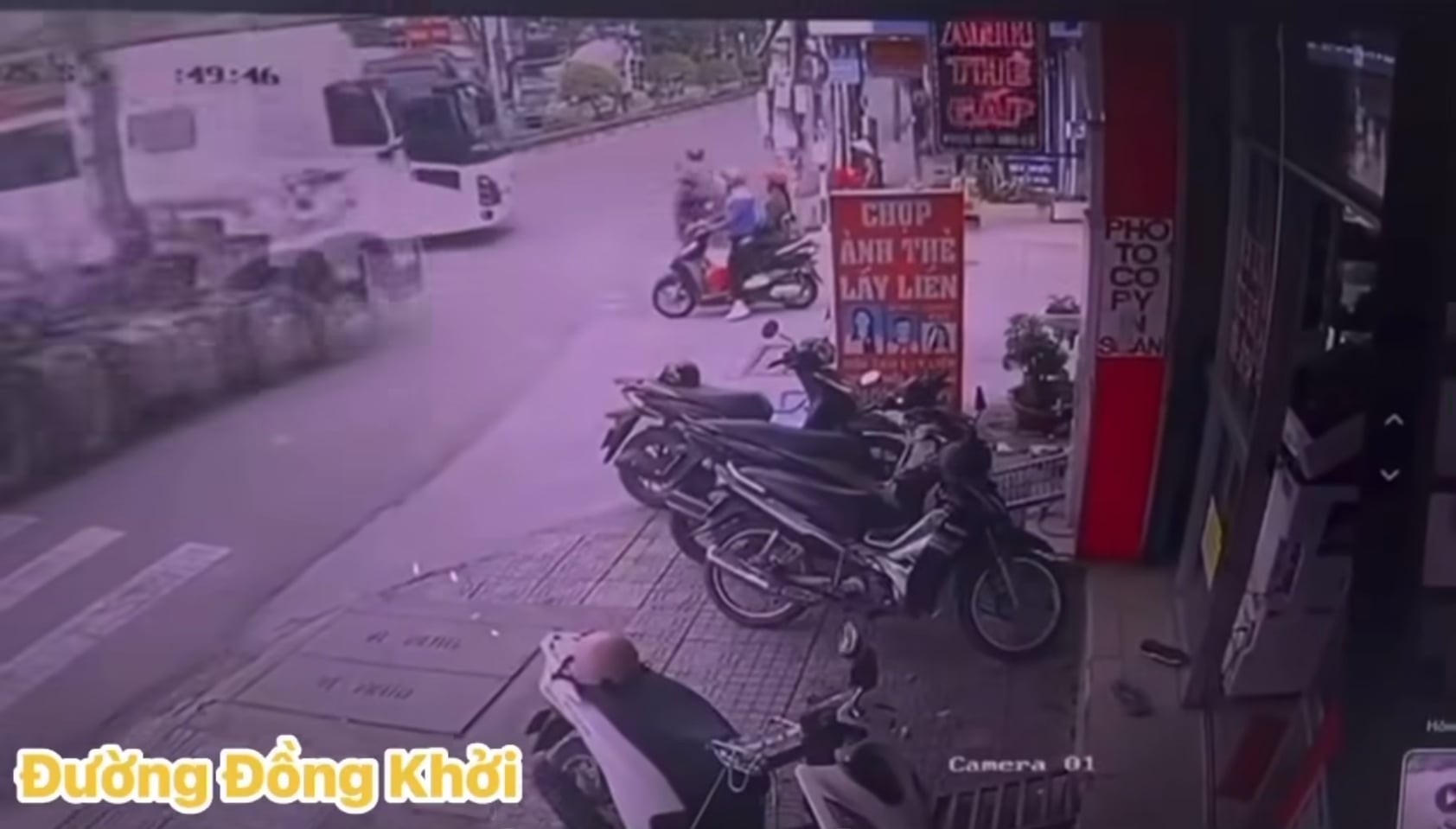 Tránh xe khách, container va chạm với xe máy rẽ phải thiếu quan sát Tránh xe khách, container va chạm với xe máy rẽ phải thiếu quan sát