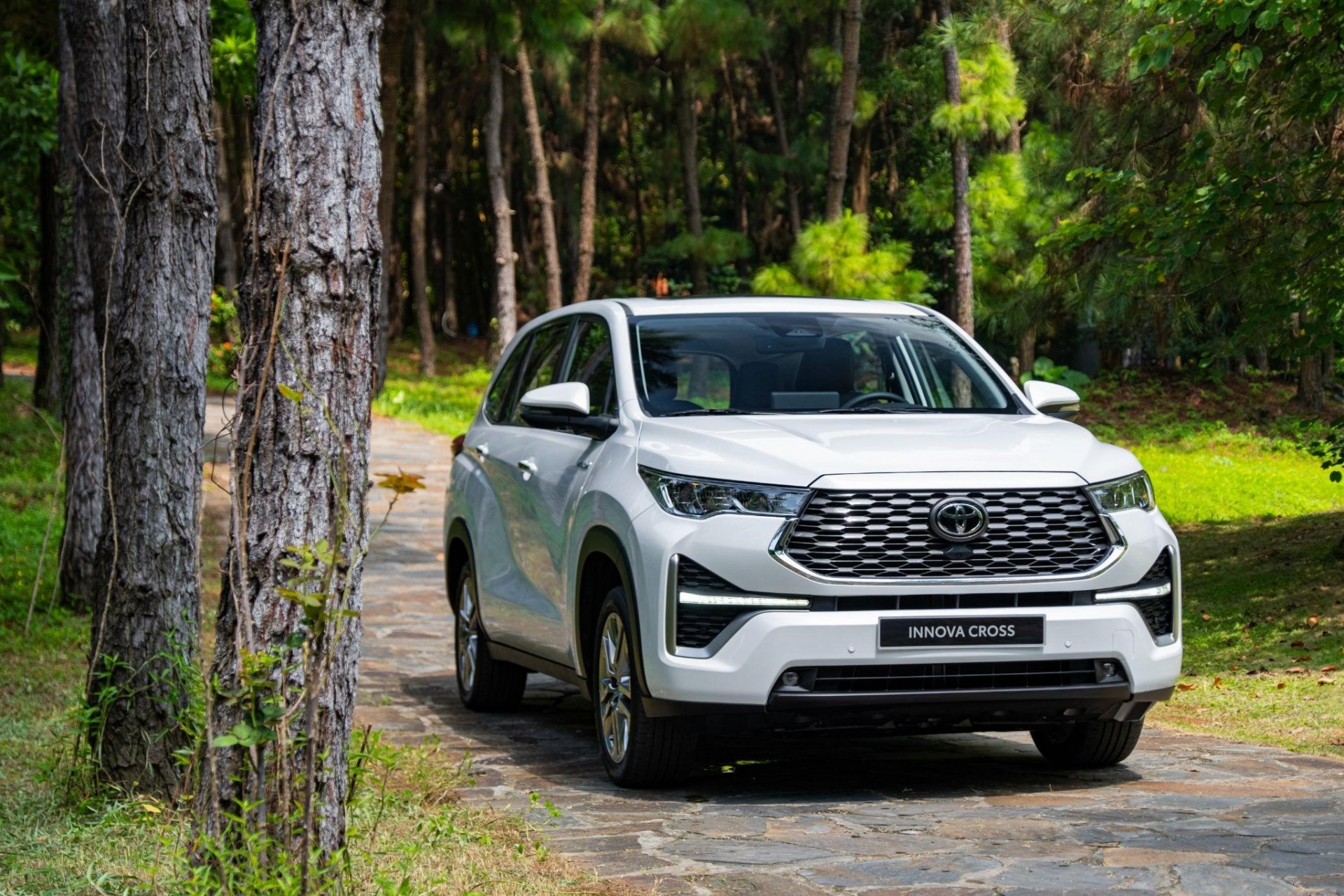 Toyota Innova Cross vững ngôi số 1 phân khúc xe hybrid tại Việt Nam, áp đảo phân khúc xe MPV số 1 phân khúc xe hybrid tại Việt Nam Toyota Innova Cross