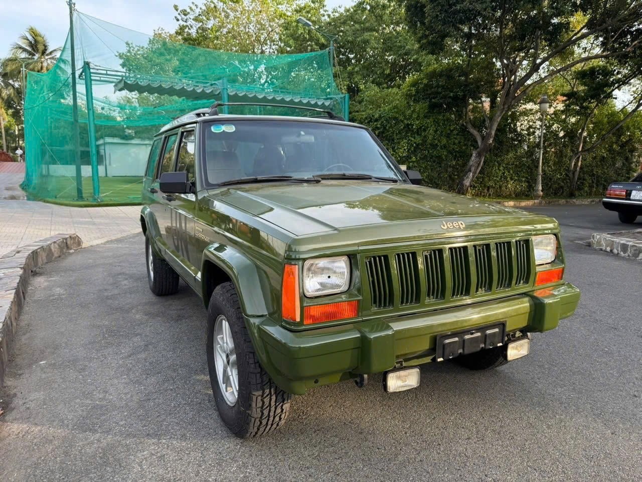 Ngắm Jeep Cherokee gần 25 năm tuổi