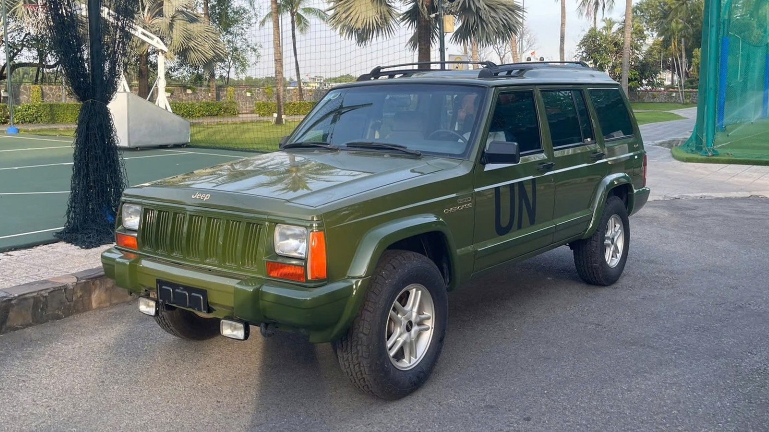 Ngắm Jeep Cherokee gần 25 năm tuổi mới 'tậu' của Vua cà phê Đặng Lê Nguyên Vũ