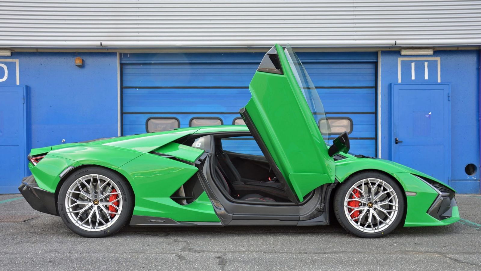 Cửa cắt kéo Lamborghini Revuelto gặp lỗi, nguy cơ gây thương tích cho người dùng Cửa cắt kéo Lamborghini Revuelto gặp lỗi
