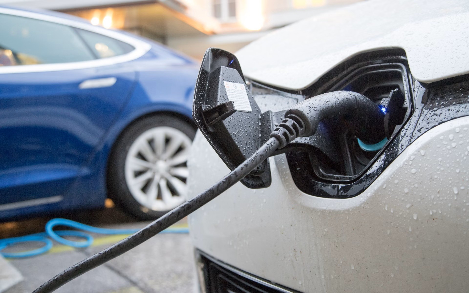 Có an toàn khi sạc xe plug-in hybrid hay sạc xe điện trong điều kiện ẩm ướt không? Có nên sạc xe điện plug-in hybrid trong môi trường ẩm ướt