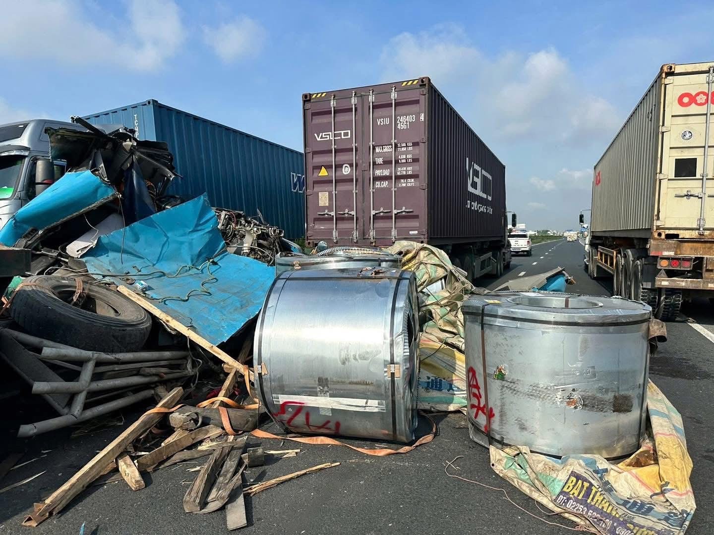 Hiện trường vụ tai nạn trên cầu Lai Vu, xe rơ moóc bị cuộn tôn đè nát khoang lái Hiện trường vụ tai nạn trên cầu Lai Vu, xe rơ moóc bị cuộn tôn đè nát khoang lái
