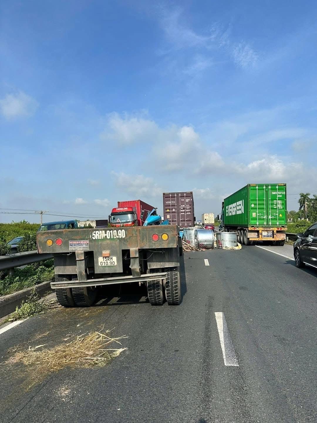 Hiện trường vụ tai nạn trên cầu Lai Vu, xe rơ moóc bị cuộn tôn đè nát khoang lái Hiện trường vụ tai nạn trên cầu Lai Vu, xe rơ moóc bị cuộn tôn đè nát khoang lái