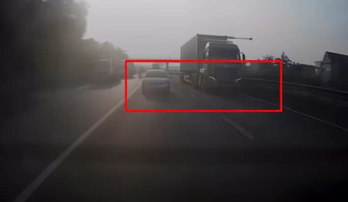 Xe con nhận kết đắng khi đi song song với container Xe con nhận kết đắng khi đi song song với container