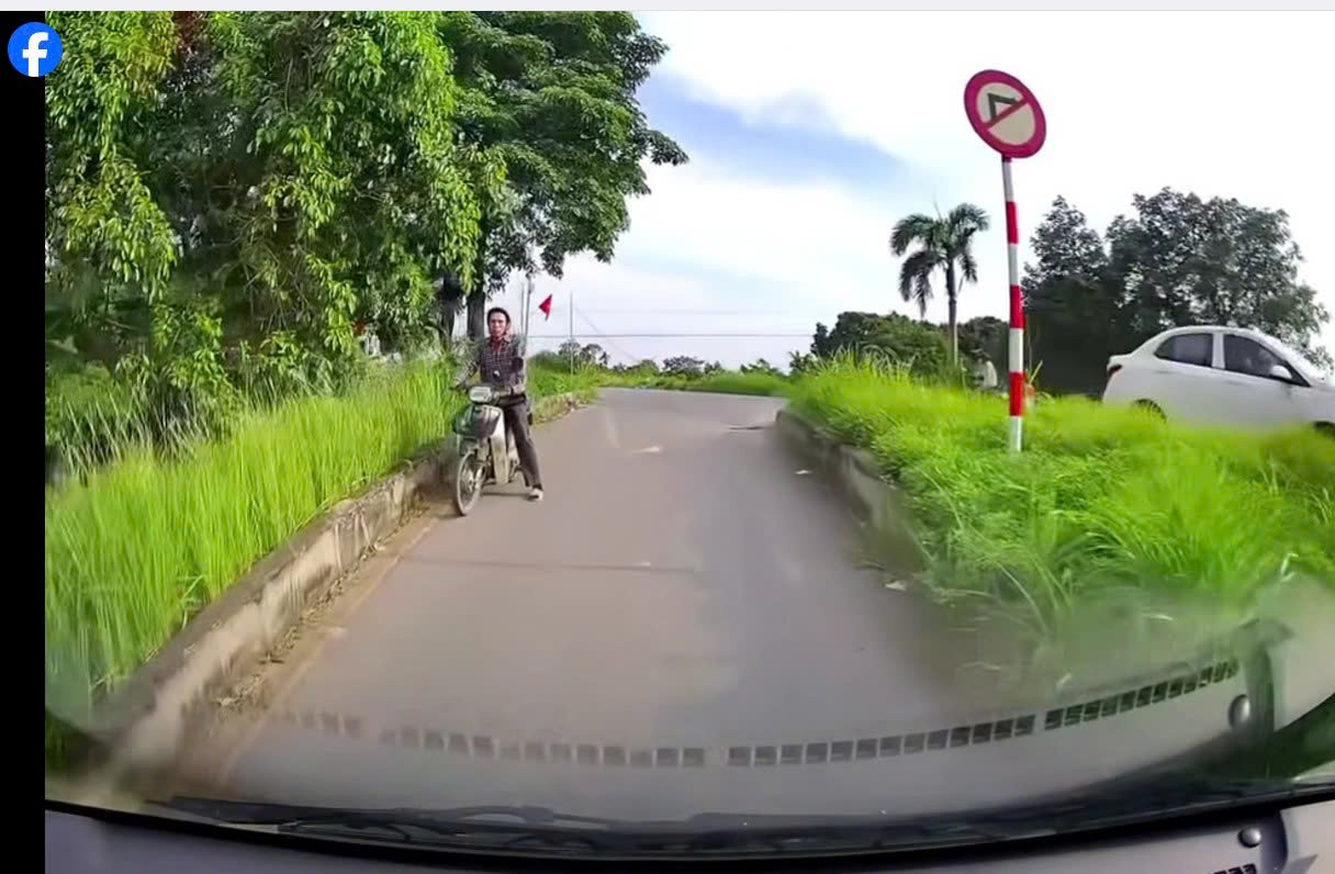 Pha mất tiền lãng xẹt vì đi vào đường cấm tại đê Song Phương, Hoài Đức, Hà Nội Pha mất tiền lãng xẹt vì đi vào đường cấm tại đê Song Phương, Hoài Đức, Hà Nội