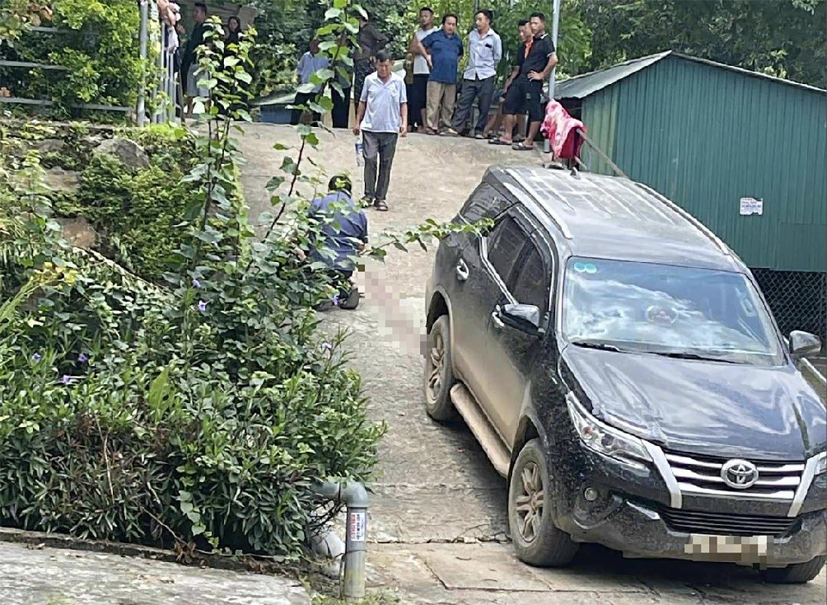 Ô tô 7 chỗ va chạm bé 3 tuổi đang chơi trong khuôn viên Trung tâm y tế Kỳ Sơn, gây tử vong Ô tô 7 chỗ va chạm bé 3 tuổi đang chơi trong khuôn viên Trung tâm y tế Kỳ Sơn, gây tử vong