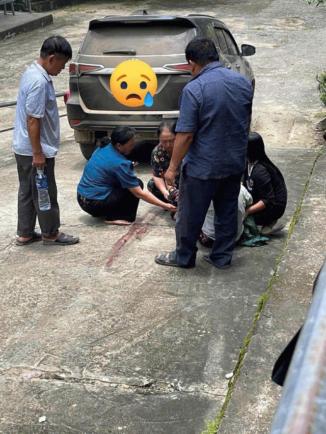 Ô tô 7 chỗ va chạm bé 3 tuổi đang chơi trong khuôn viên Trung tâm y tế Kỳ Sơn, gây tử vong Ô tô 7 chỗ va chạm bé 3 tuổi đang chơi trong khuôn viên Trung tâm y tế Kỳ Sơn, gây tử vong