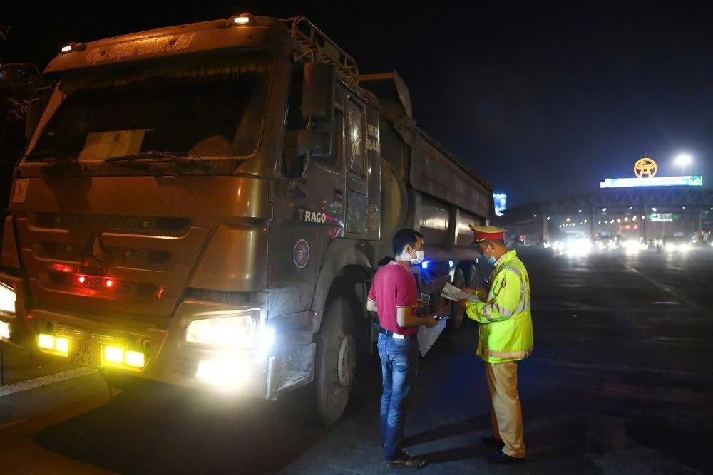 Đề xuất thí điểm cấm xe tải vào làn sát dải phân cách trên 2 tuyến cao tốc Đề xuất thí điểm cấm xe tải vào làn sát dải phân cách