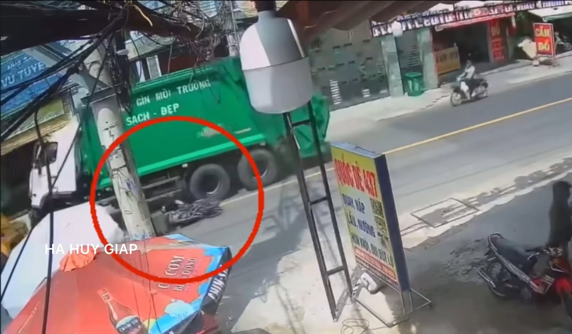 Clip xe máy va chạm với xe chở rác đang được kéo bởi xe cứu hộ, ngã ra đường tử vong