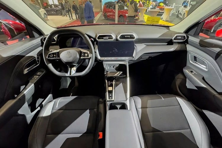 Cận cảnh MG ZS 2025, lột xác thiết kế, lần đầu có bản hybrid Cận cảnh MG ZS 2025, lột xác thiết kế, lần đầu có bản hybrid