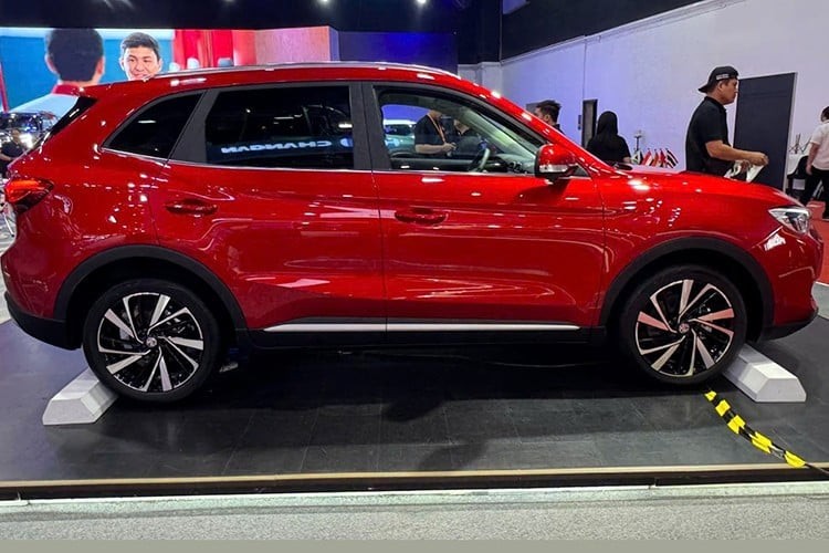 Cận cảnh MG ZS 2025, lột xác thiết kế, lần đầu có bản hybrid Cận cảnh MG ZS 2025, lột xác thiết kế, lần đầu có bản hybrid