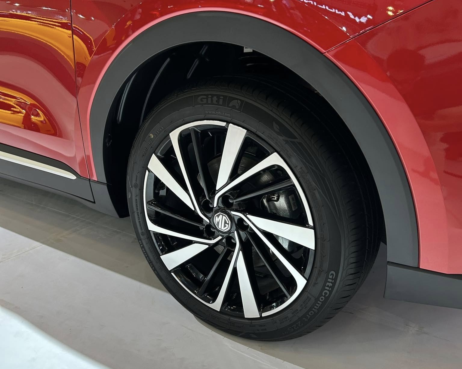 Cận cảnh MG ZS 2025, lột xác thiết kế, lần đầu có bản hybrid Cận cảnh MG ZS 2025, lột xác thiết kế, lần đầu có bản hybrid