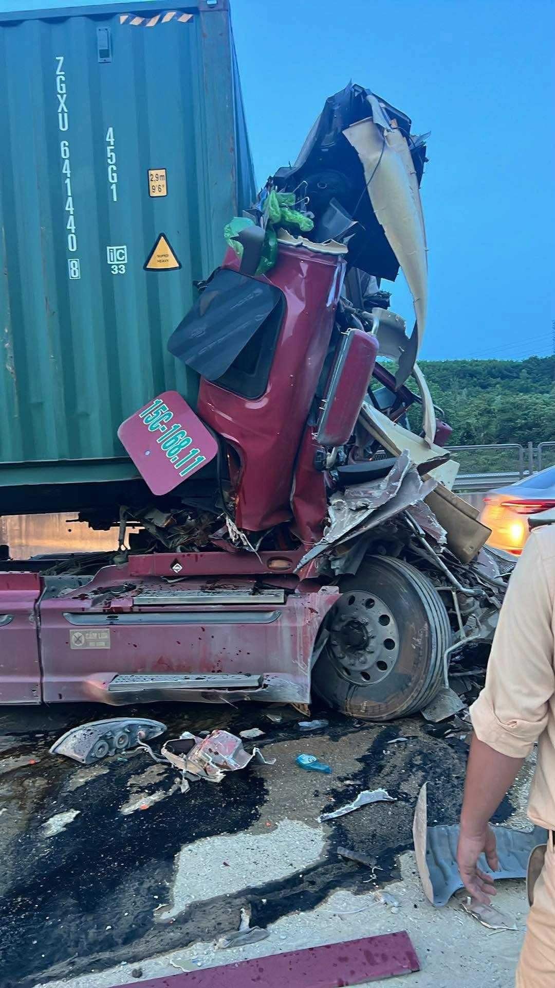 Tai nạn trên cao tốc Bắc - Nam tài xế mắc kẹt trong ca-bin