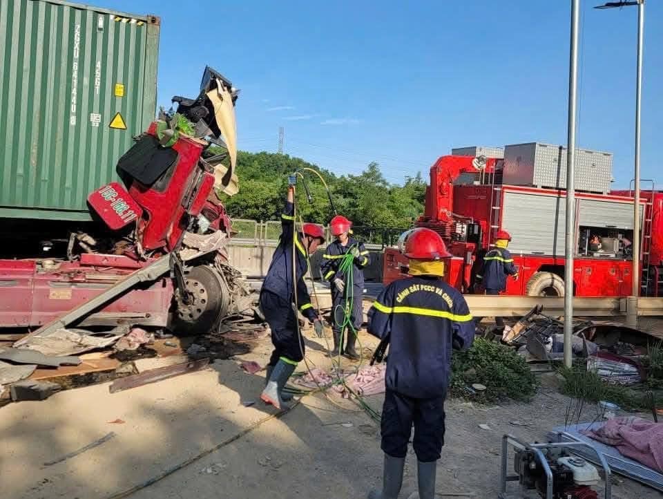 Tai nạn trên cao tốc Bắc - Nam tài xế mắc kẹt trong ca-bin