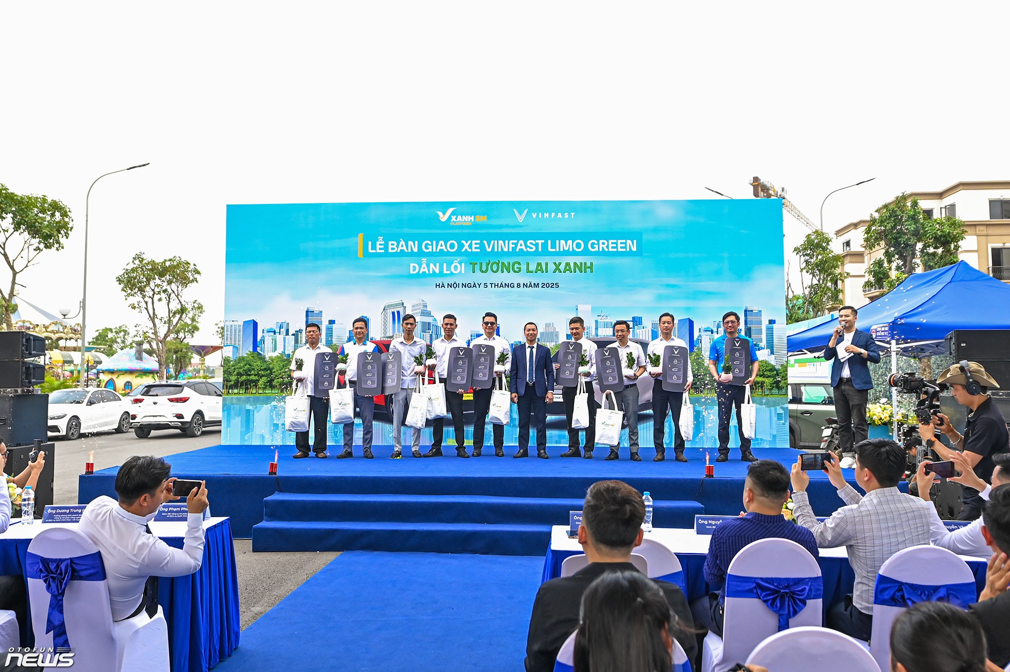 20 xe VinFast Limo Green đầu tiên đến tay khách hàng Việt Lễ bàn giao 20 chiếc VinFast Limo Green đầu tiên