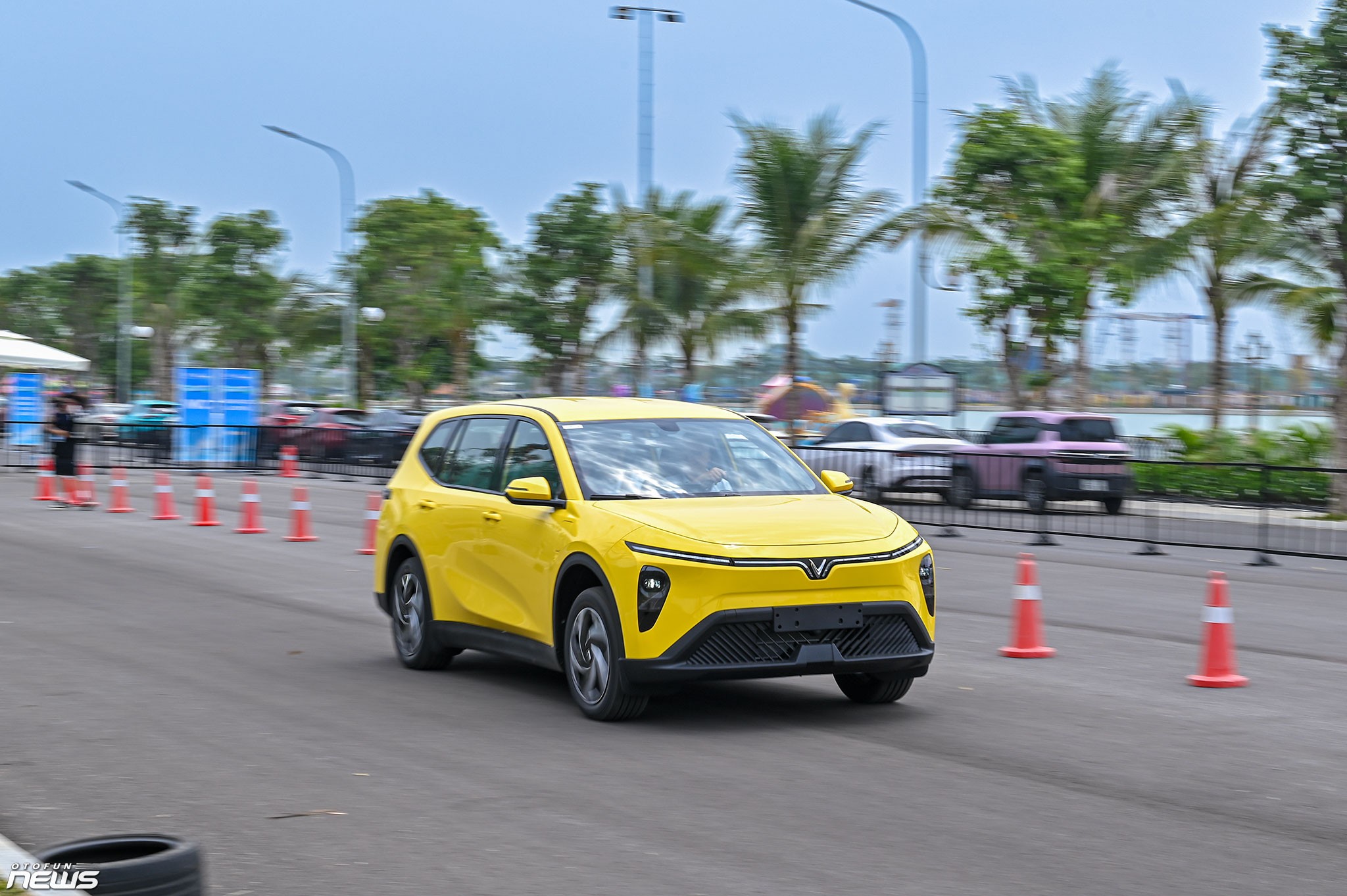 Khách hàng chia sẻ cảm nhận trong ngày nhận xe Limo Green Khách hàng chia sẻ cảm nhận trong ngày nhận xe Limo Green