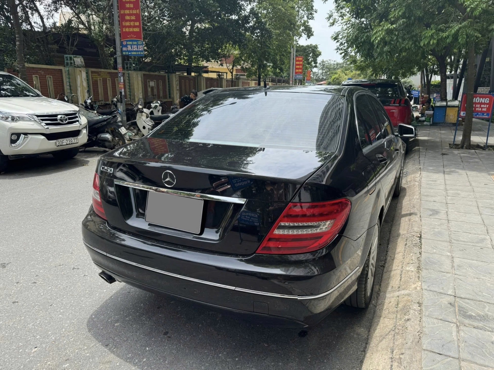 Ngắm Mercedes-Benz C 250 CGI đời 2011 bán chỉ hơn 200 triệu Ngắm Mercedes-Benz C 250 CGI đời 2011 bán chỉ hơn 200 triệu