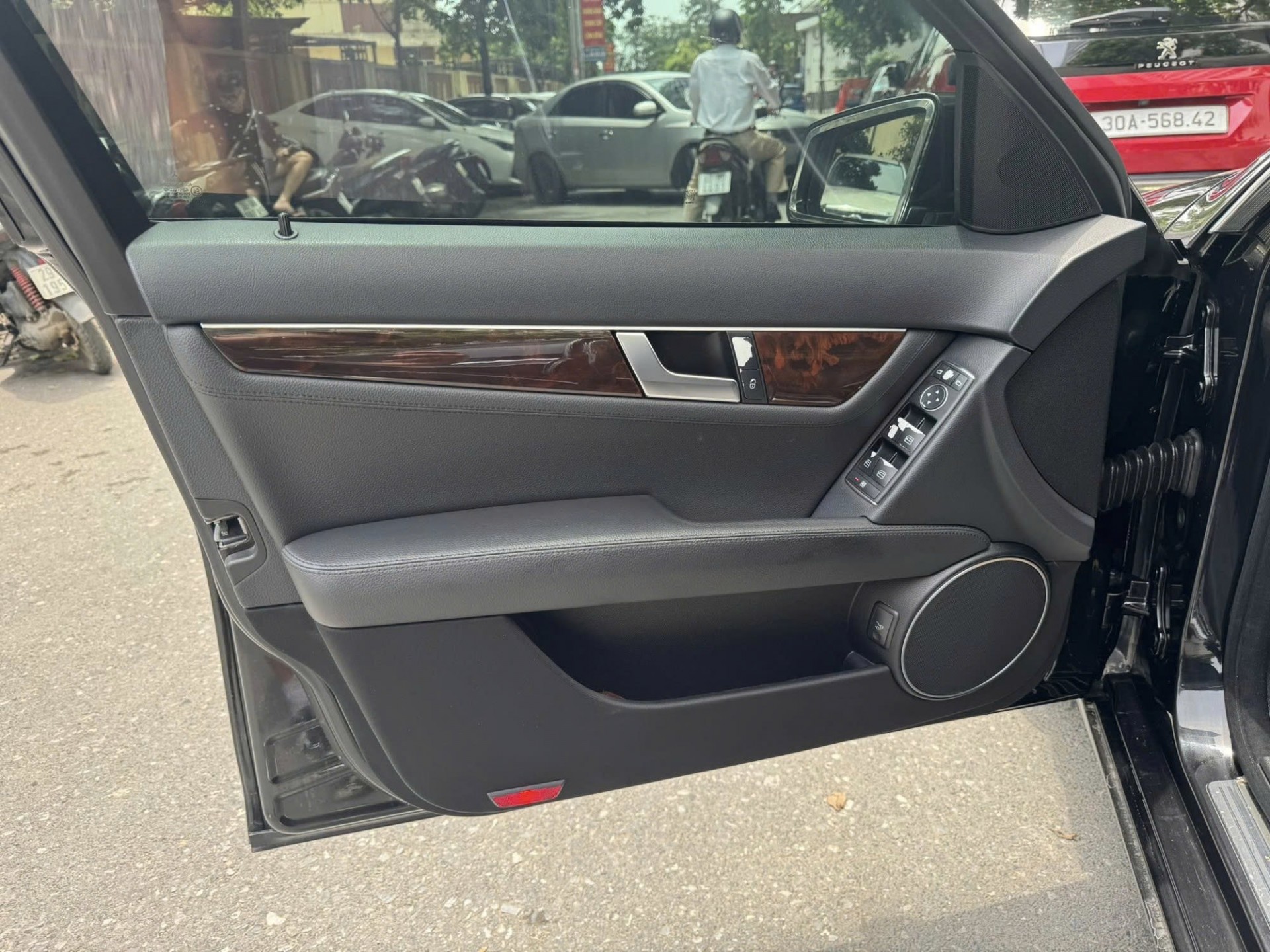 Ngắm Mercedes-Benz C 250 CGI đời 2011 bán chỉ hơn 200 triệu Ngắm Mercedes-Benz C 250 CGI đời 2011 bán chỉ hơn 200 triệu