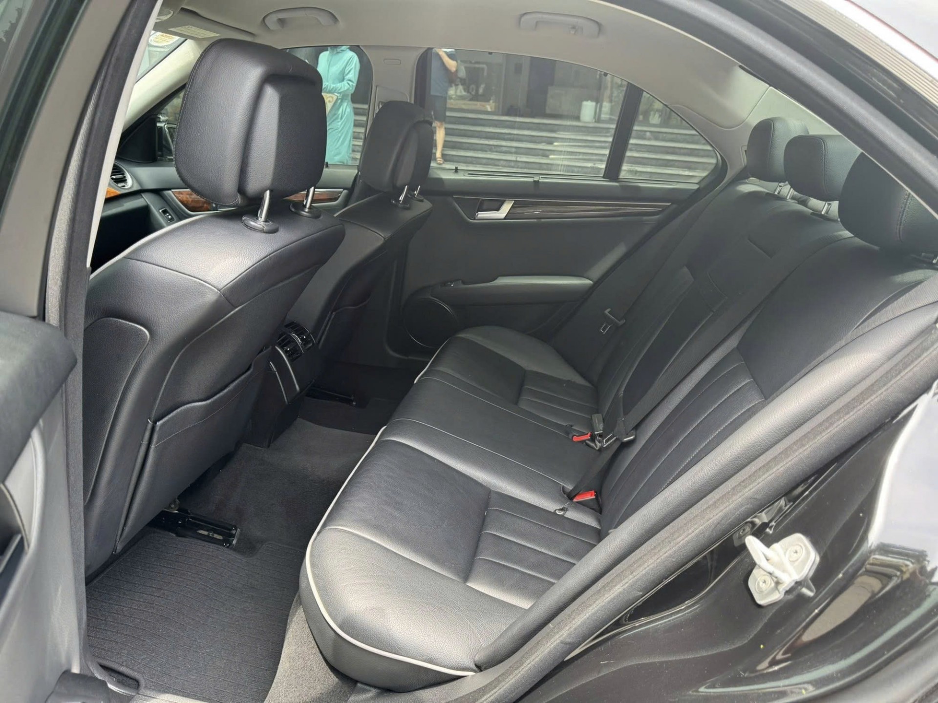 Ngắm Mercedes-Benz C 250 CGI đời 2011 bán chỉ hơn 200 triệu Ngắm Mercedes-Benz C 250 CGI đời 2011 bán chỉ hơn 200 triệu