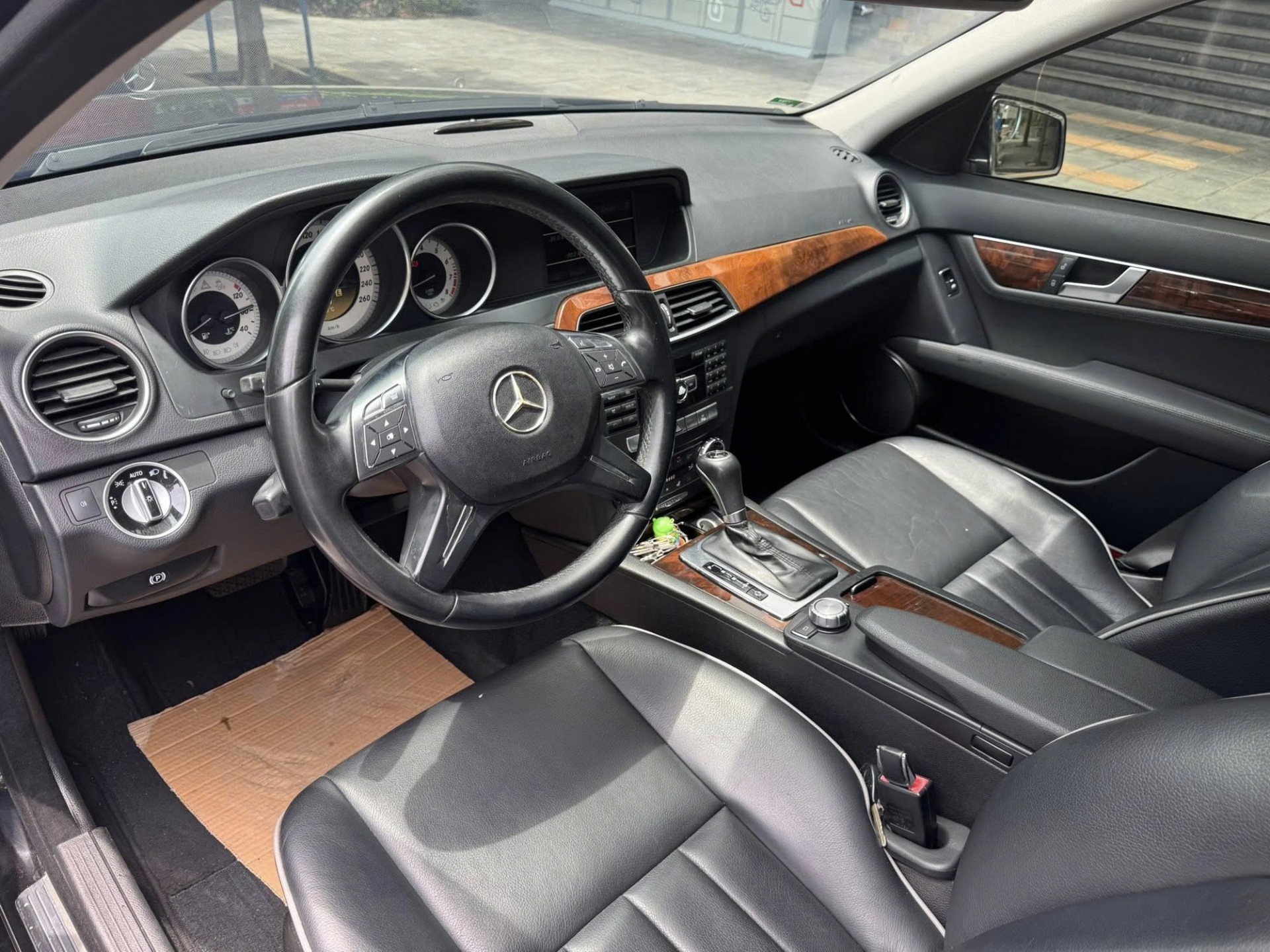 Ngắm Mercedes-Benz C 250 CGI đời 2011 bán chỉ hơn 200 triệu Ngắm Mercedes-Benz C 250 CGI đời 2011 bán chỉ hơn 200 triệu