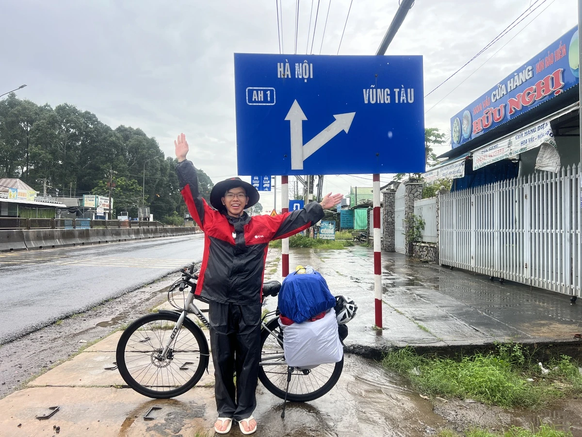 Chàng trai 2k2 vượt 1.683 km, đạp xe từ TP. HCM ra Hà Nội xem diễu binh 2/9 Chàng trai 2k2 vượt 1.683 km, đạp xe từ TP. HCM ra Hà Nội xem diễu binh 2/9