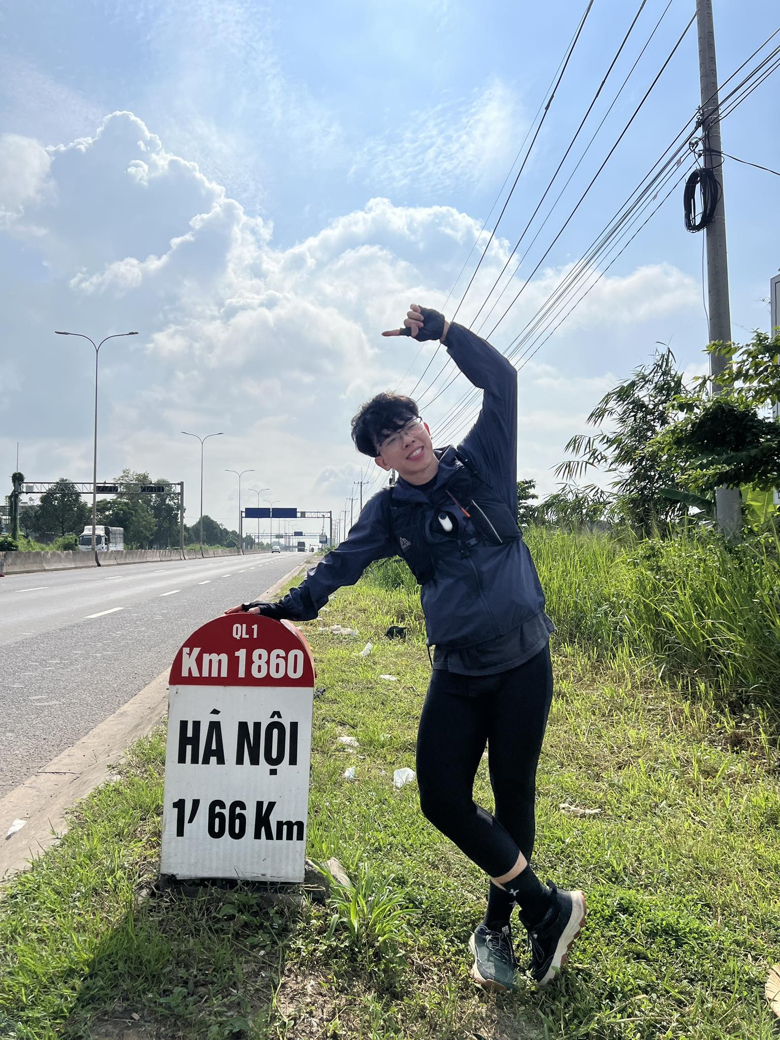 Chàng trai 2k2 vượt 1.683 km, đạp xe từ TP. HCM ra Hà Nội xem diễu binh 2/9 Chàng trai 2k2 vượt 1.683 km, đạp xe từ TP. HCM ra Hà Nội xem diễu binh 2/9