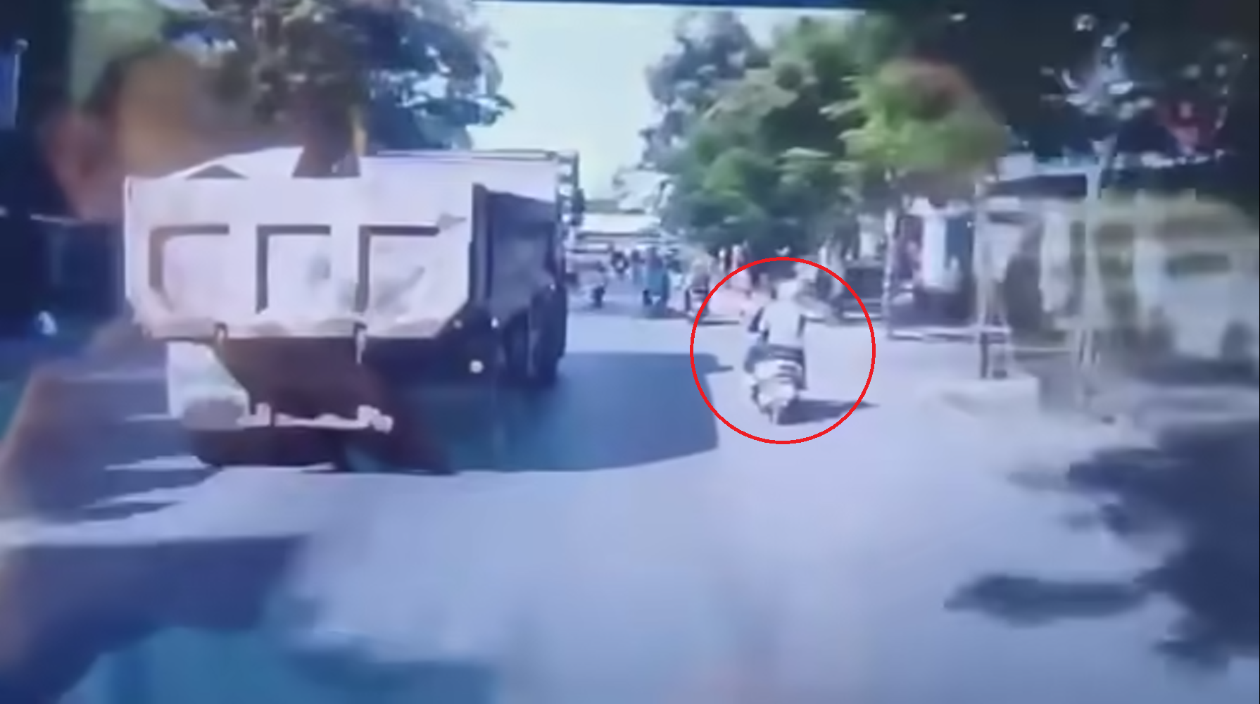 Clip va chạm với xe ben ở Hải Phòng