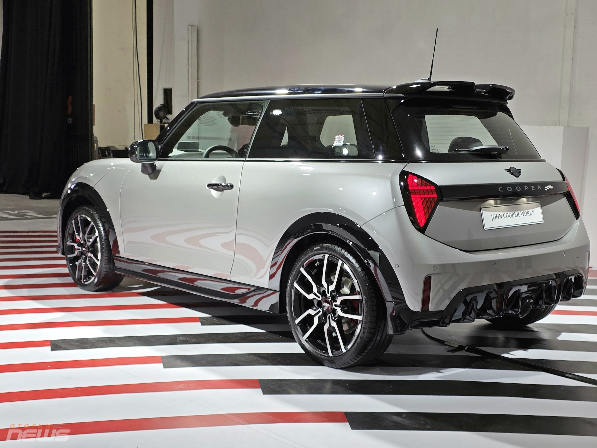 Mini John Cooper Works 3 cửa ra mắt tại Việt Nam, giá từ 2,529 tỷ đồng Mini John Cooper Works 3 cửa ra mắt tại Việt Nam, giá từ 2,529 tỷ đồng