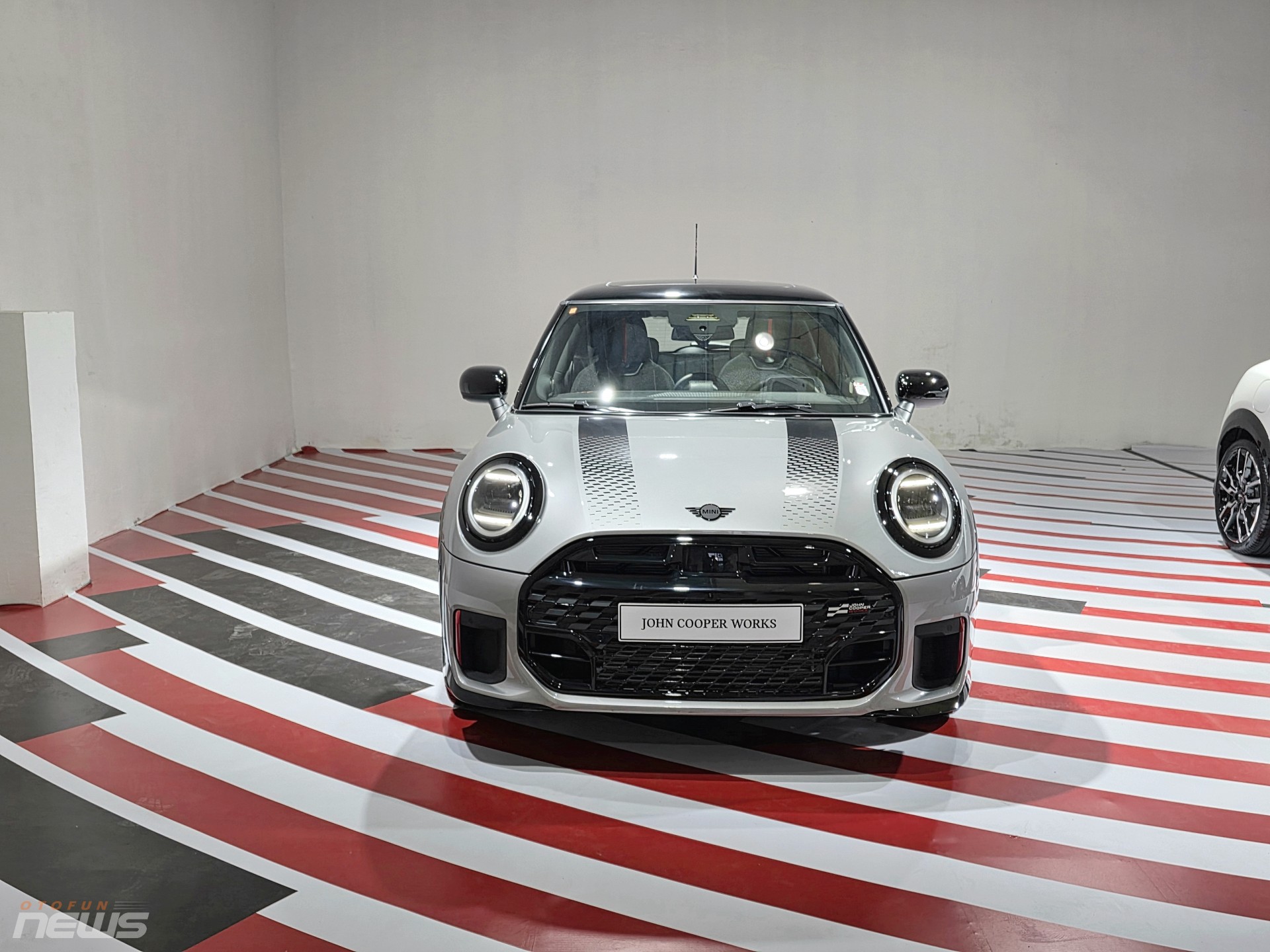 Mini John Cooper Works 3 cửa ra mắt tại Việt Nam, giá từ 2,529 tỷ đồng Mini John Cooper Works 3 cửa ra mắt tại Việt Nam, giá từ 2,529 tỷ đồng