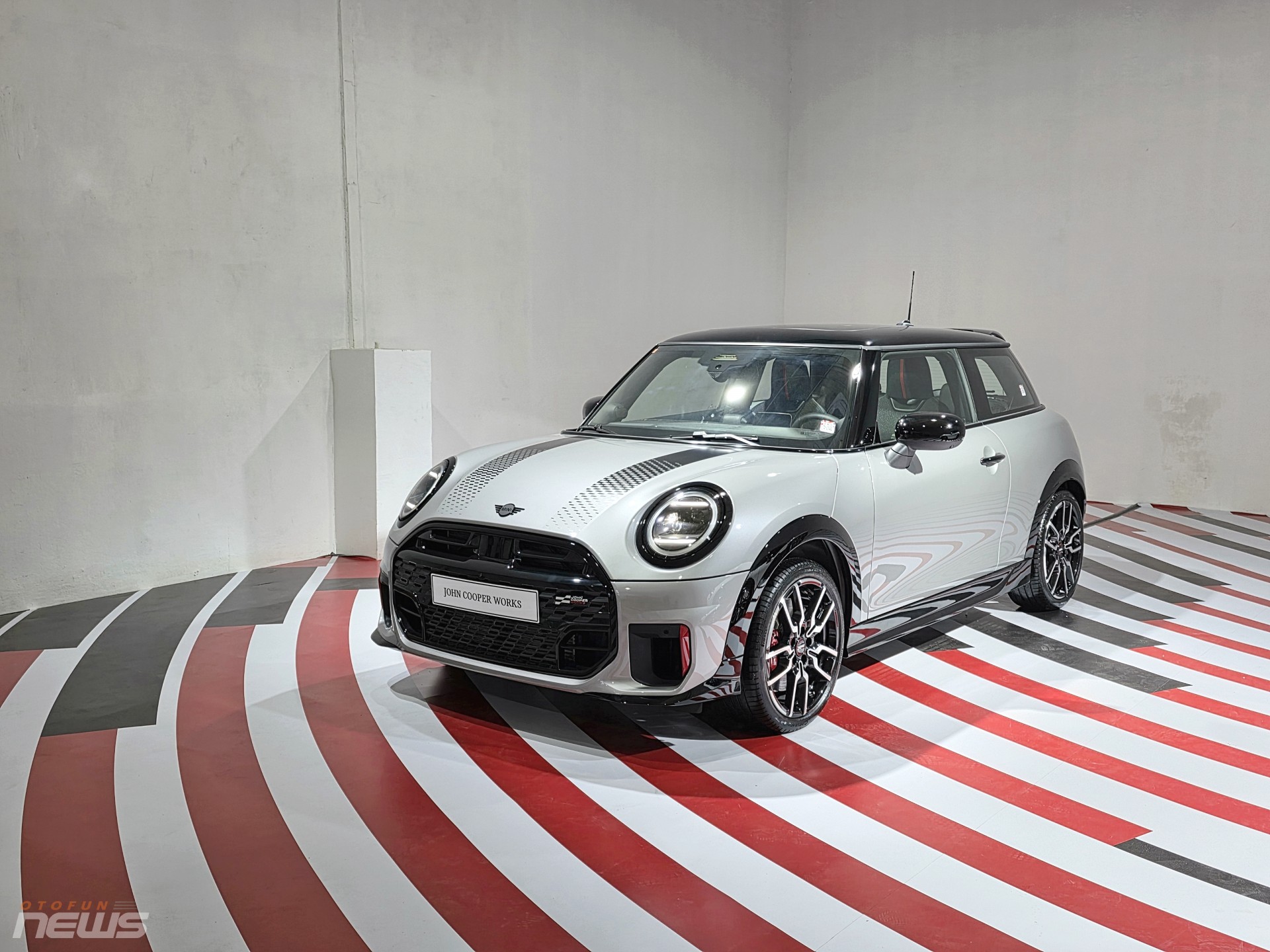 MINI John Cooper Works 3 cửa ra mắt tại Việt Nam MINI John Cooper Works 3 cửa ra mắt tại Việt Nam