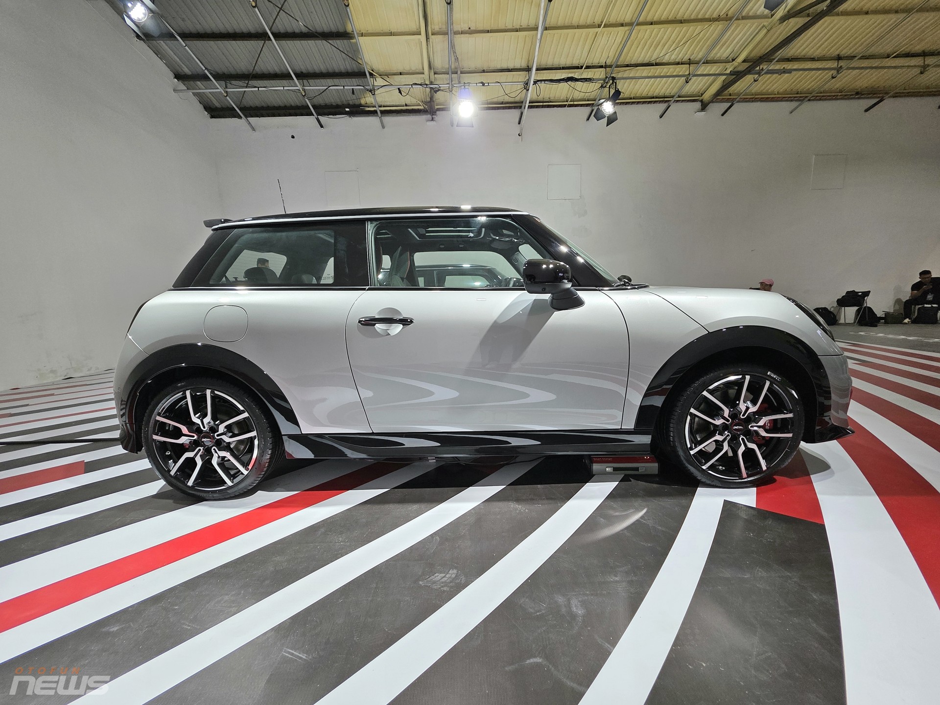 Mini John Cooper Works 3 cửa ra mắt tại Việt Nam, giá từ 2,529 tỷ đồng Mini John Cooper Works 3 cửa ra mắt tại Việt Nam, giá từ 2,529 tỷ đồng