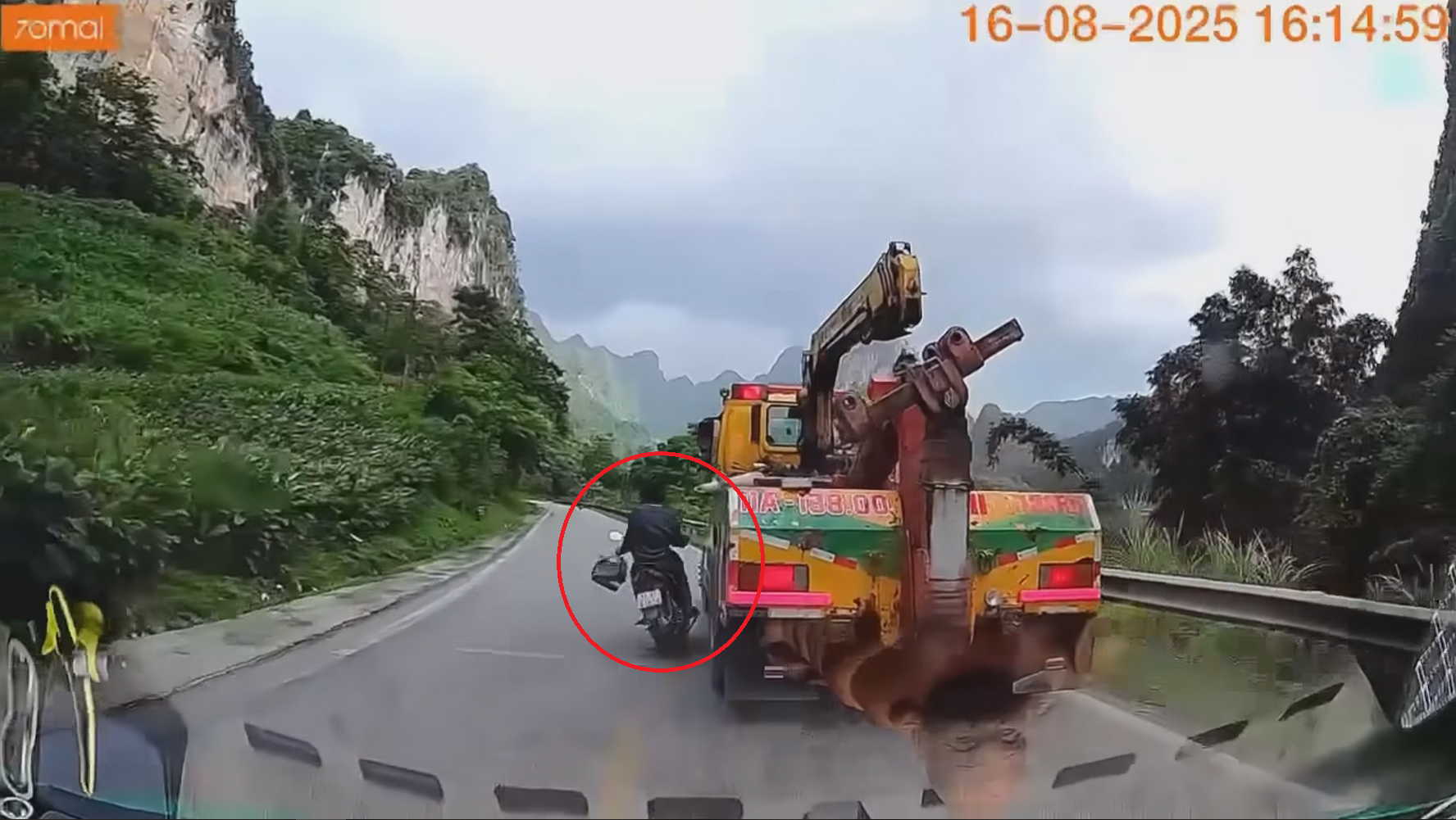Lái xe máy một tay, tay kia cầm lồng chim, thanh niên va vào xe cẩu may thoát nạn Lái xe máy một tay, tay kia cầm lồng chim, thanh niên va vào xe cẩu may thoát nạn
