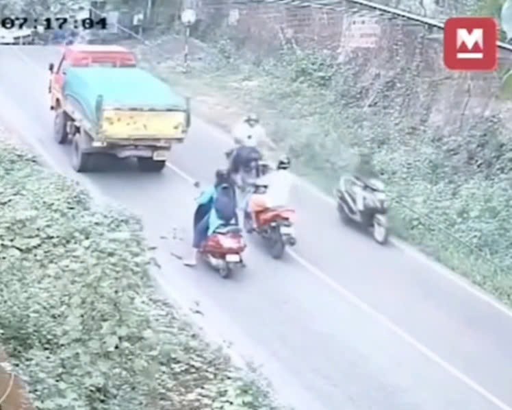 Đi sau đuôi xe tải ở lưng chừng dốc, cô gái trẻ có trải nghiệm không quên Đi sau đuôi xe tải ở lưng chừng dốc, cô gái trẻ có trải nghiệm không quên