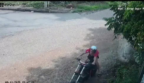Học sinh lao như tên bắn vào tường vì không kiểm soát được chiếc xe đạp điện tự chế Học sinh lao như tên bắn vào tường vì không kiểm soát được chiếc xe đạp điện tự chế