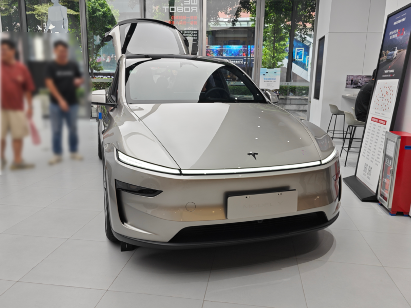 Tesla Model Y bản 6 chỗ bị chê hàng ghế thứ ba nhỏ, chật Tesla Model Y bản 6 chỗ bị chê