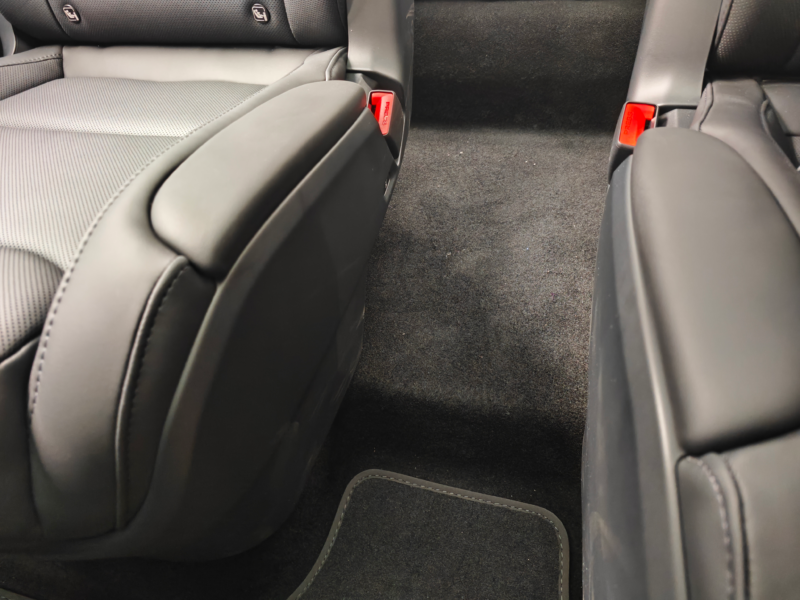 Tesla Model Y bản 6 chỗ bị chê hàng ghế thứ ba nhỏ, chật Tesla Model Y bản 6 chỗ bị chê