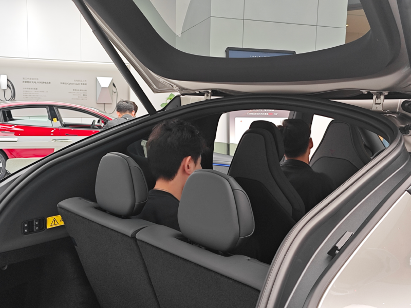 Tesla Model Y bản 6 chỗ bị chê hàng ghế thứ ba nhỏ, chật Tesla Model Y bản 6 chỗ bị chê