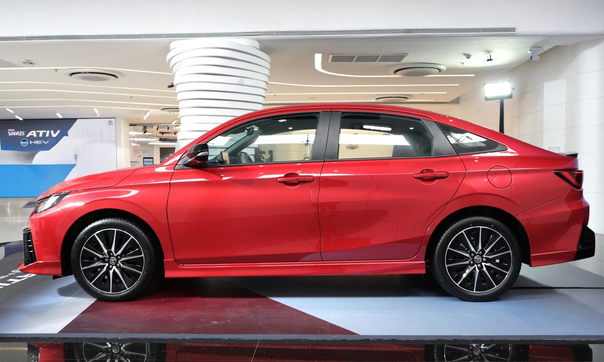 Toyota Yaris ATIV hybrid 2025 ra mắt tại Thái Lan, tiêu hao chỉ 3,4L/100km