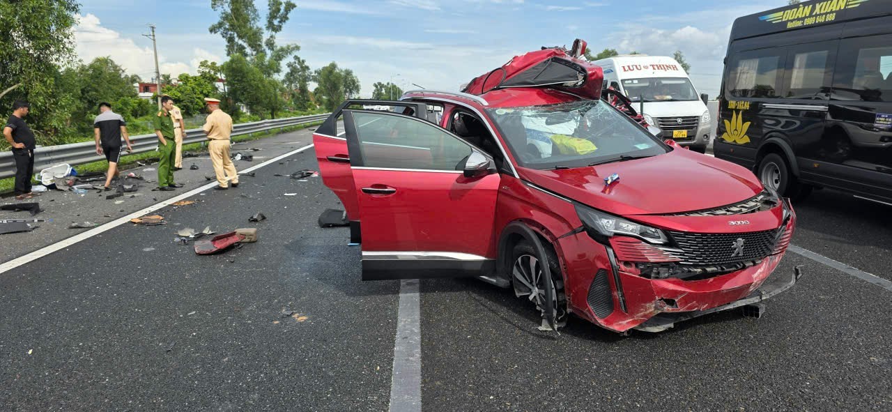 Peugeot 3008 bị xe tải tông nát, tài xế kẹt cứng trong ca-bin nằm bấm điện thoại