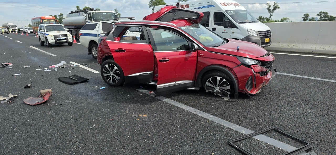 Peugeot 3008 bị xe tải tông nát, tài xế kẹt cứng trong ca-bin nằm bấm điện thoại