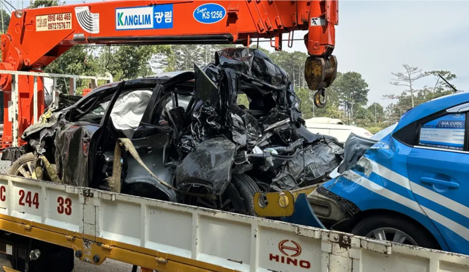 Clip vụ xe tải mất phanh khi đổ đèo, vò nát Toyota Corolla Cross Clip Toyota Corolla Cross bị vò nát