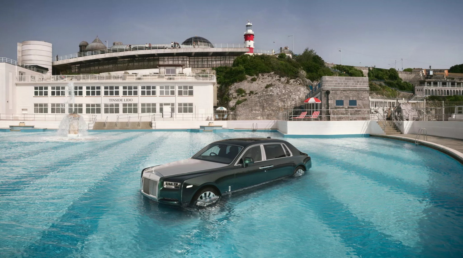 Rolls-Royce thả một chiếc Phantom trong bể bơi nhân dịp kỷ niệm 100 năm ra đời mẫu xe này Rolls-Royce thả một chiếc Phantom trong bể bơi nhân dịp kỷ niệm 100 năm ra đời mẫu xe này