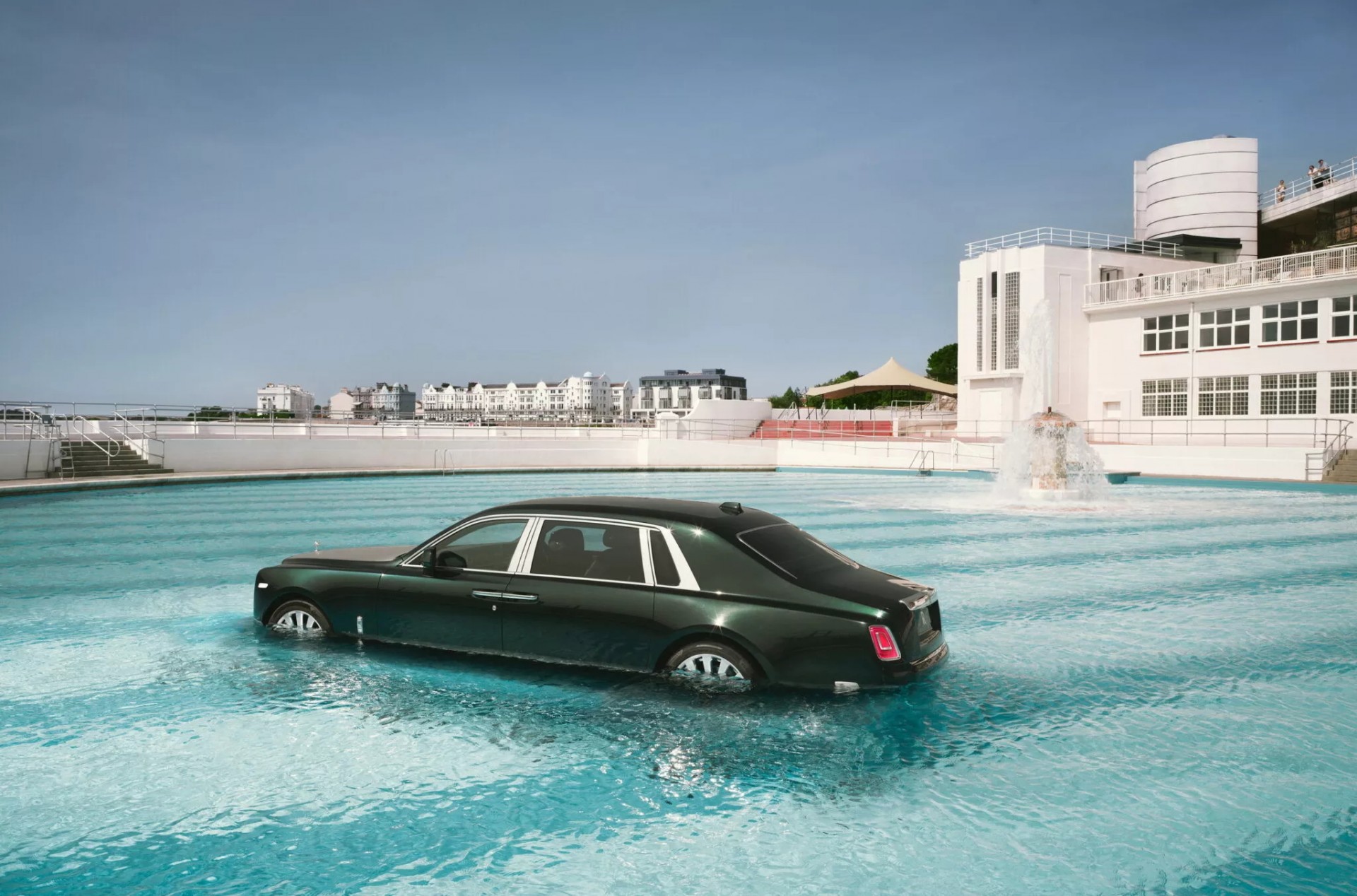 Rolls-Royce thả một chiếc Phantom trong bể bơi nhân dịp kỷ niệm 100 năm ra đời mẫu xe này Rolls-Royce thả một chiếc Phantom trong bể bơi nhân dịp kỷ niệm 100 năm ra đời mẫu xe này