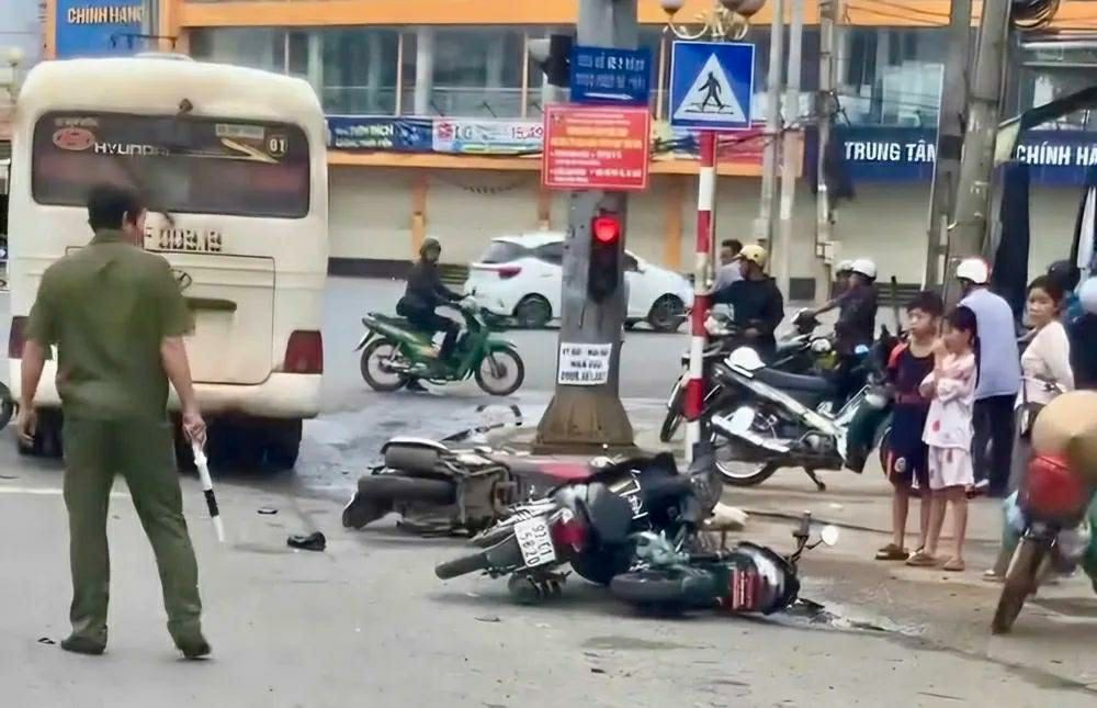 Ô tô 29 chỗ tông hàng loạt xe máy dừng đèn đỏ ở Đồng Nai Ô tô 29 chỗ tông hàng loạt xe máy dừng đèn đỏ ở Đồng Nai