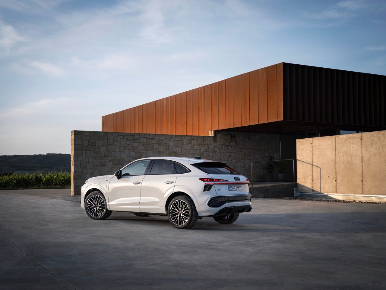 Audi Q3 Sportback thế hệ mới ra mắt, giá quy đổi từ 1,42 tỷ đồng Audi Q3 Sportback thế hệ mới ra mắt, giá quy đổi từ 1,42 tỷ đồng